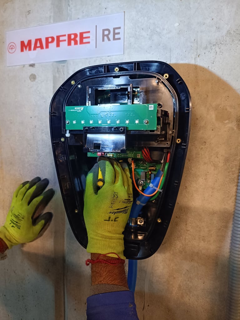 Técnico certificado por CONOCER con guantes amarillos revisando circuitos internos de un equipo desmontado